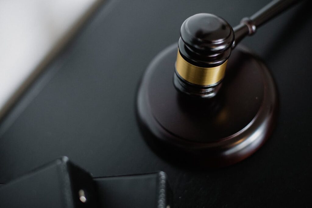 Martelo de juiz em close-up representando decisão judicial